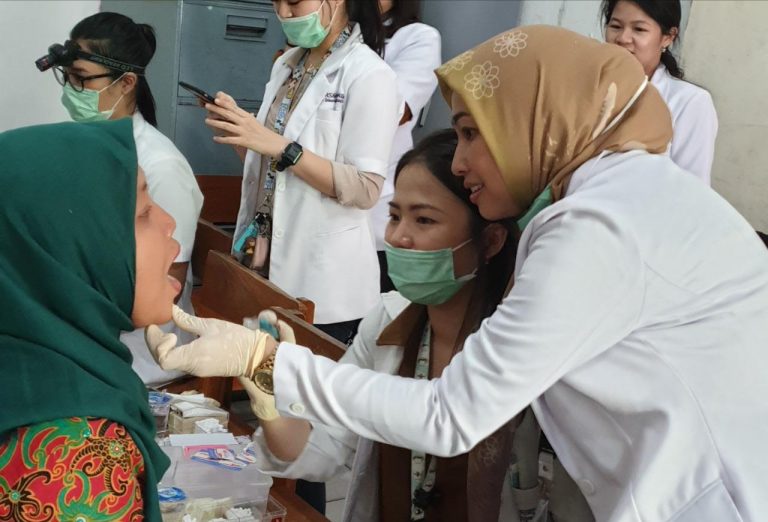 FKG Trisakti Berikan Penyuluhan dan Pengobatan Gratis Terhadap Guru