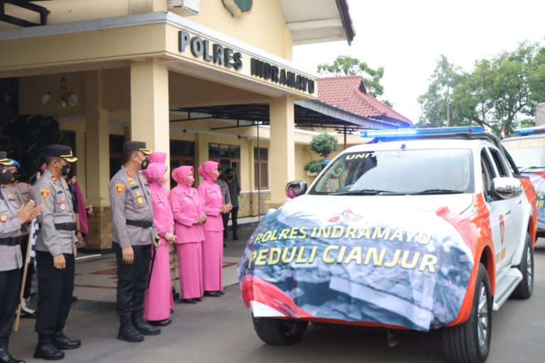 Kapolres Indramayu Pimpin langsung Penyerahan Bantuan Paket Sembako Untuk Korban Gempa Cianjur