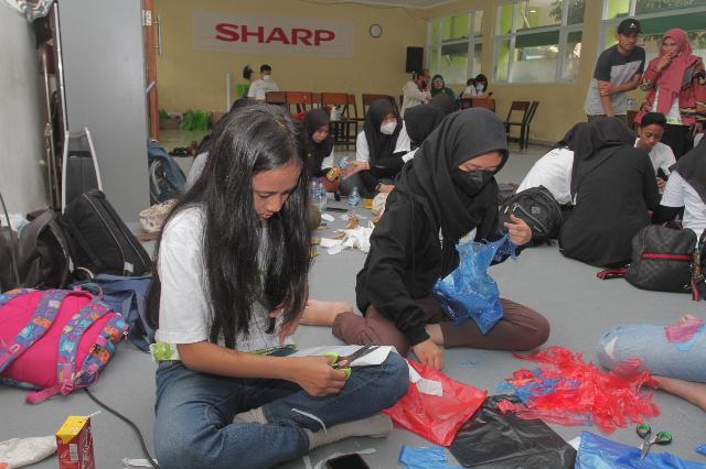 Sharp Gelar Kegiatan Pelestarian Lingkungan di SMAN 12 Bandung