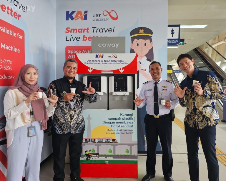 Merdeka dari Plastik, Pengguna LRT Kini Bisa Isi Ulang Air Minum Selama Perjalanan