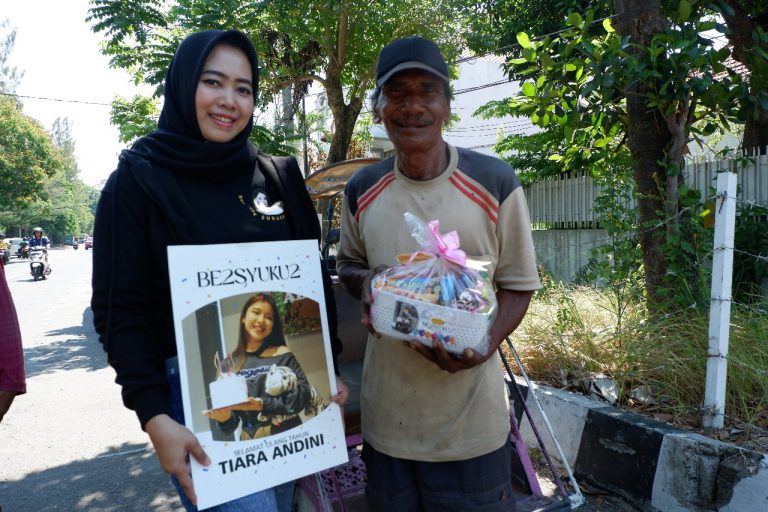 Spesial 22 Hampers untuk 22 Tahun Tiara Andini oleh fanbase Mootiara Surabaya