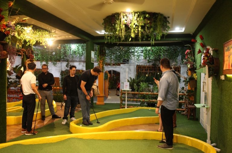 HOLEO Tempat Mini Golf yang Seru untuk Networking Night dan Acara Korporat