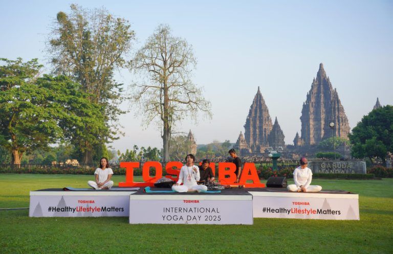 Toshiba Lifestyle Indonesia Gelar Yoga Bersama di Candi Prambanan