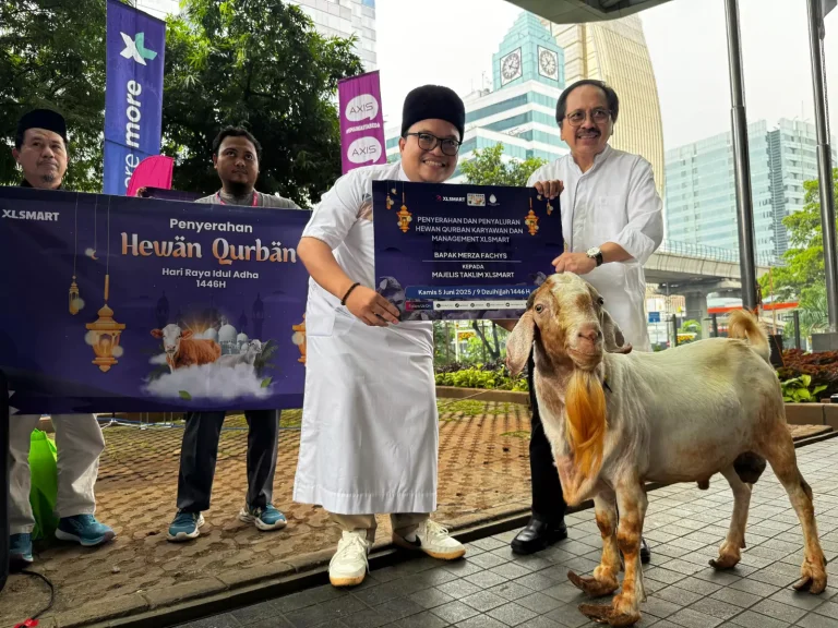 XLSMART Salurkan Hewan Kurban untuk Masyarakat