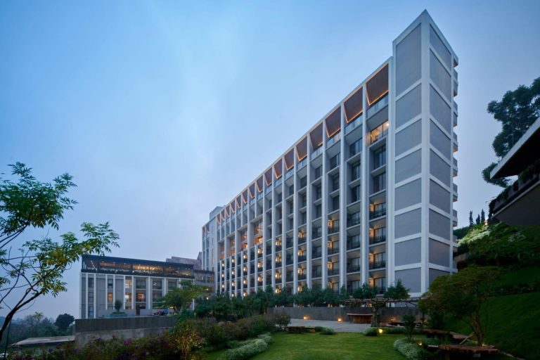 Grand Aston Puncak Hotel & Resort: Harmoni Keindahan Alam dan Kemewahan Modern di Jantung Puncak