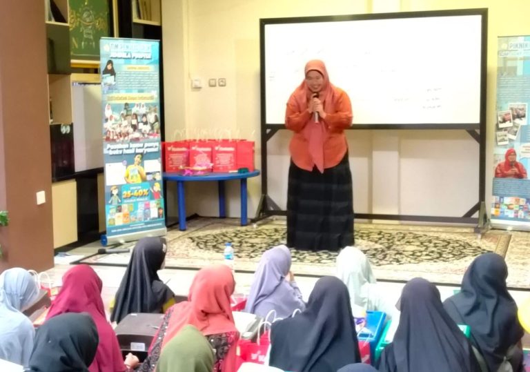 Piknik Literasi Jendela Puspita Ajak Santri Pesantren Ikhwanul Ummah Menulis Cerpen Bernuansa Dakwah
