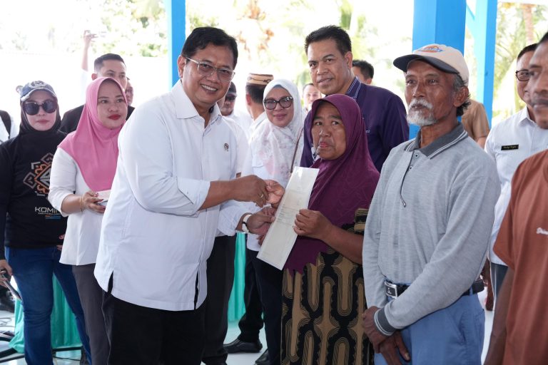 Wamen Viva Yoga Serahkan 109 SHM di Pulubala, Dorong Transformasi Transmigrasi Berbasis Kesejahteraan