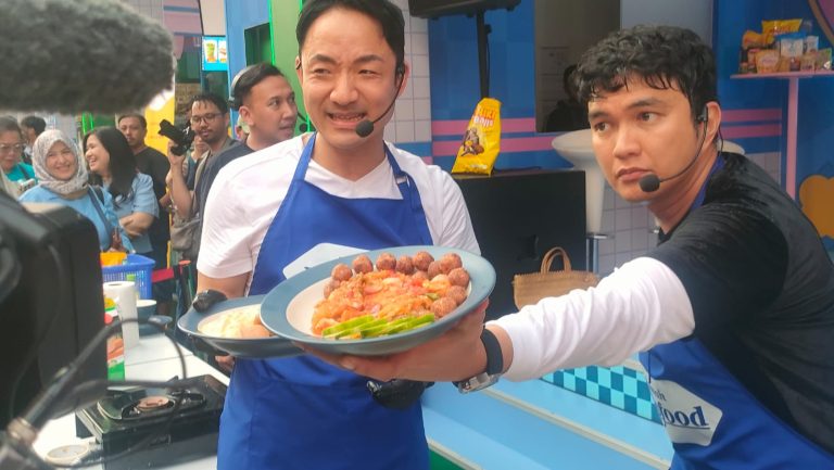 Mendadak Duel Masak Aldi Taher dan Chef Hideki Meriahkan Rumah Indofood