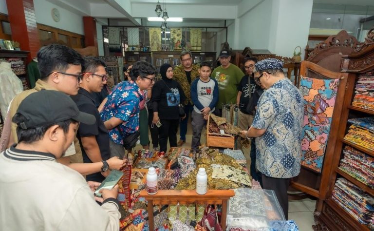 SMN Dalami Filosofi dan Inovasi Batik di Rumah Batik Komar, Perkuat Literasi Budaya Indonesia