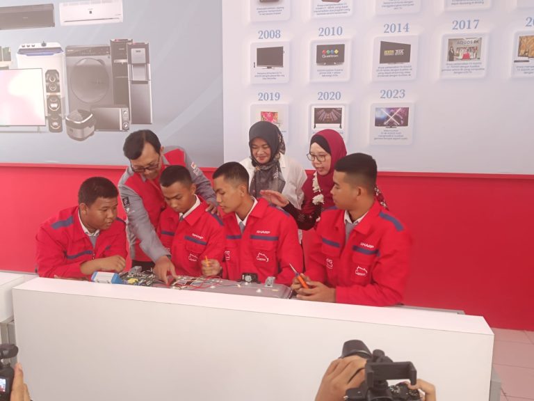 SMKN 1 Cikarang Barat dan Sharp Resmikan Sharp Class, Siapkan Siswa Siap Kerja